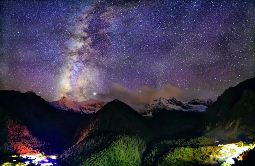 徒步,也是畢業(yè)旅行的一種打開方式,在梅里日照金山絕美景象中見證友誼,感受最原生態(tài)的美。