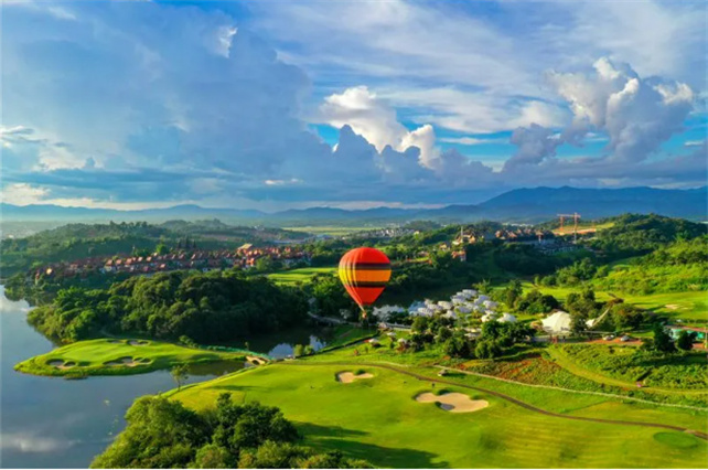 西雙版納州文化和旅游局就《西雙版納熱線》 旅游產(chǎn)業(yè)發(fā)展問(wèn)題與聽(tīng)眾交流，切入到實(shí)際中去。